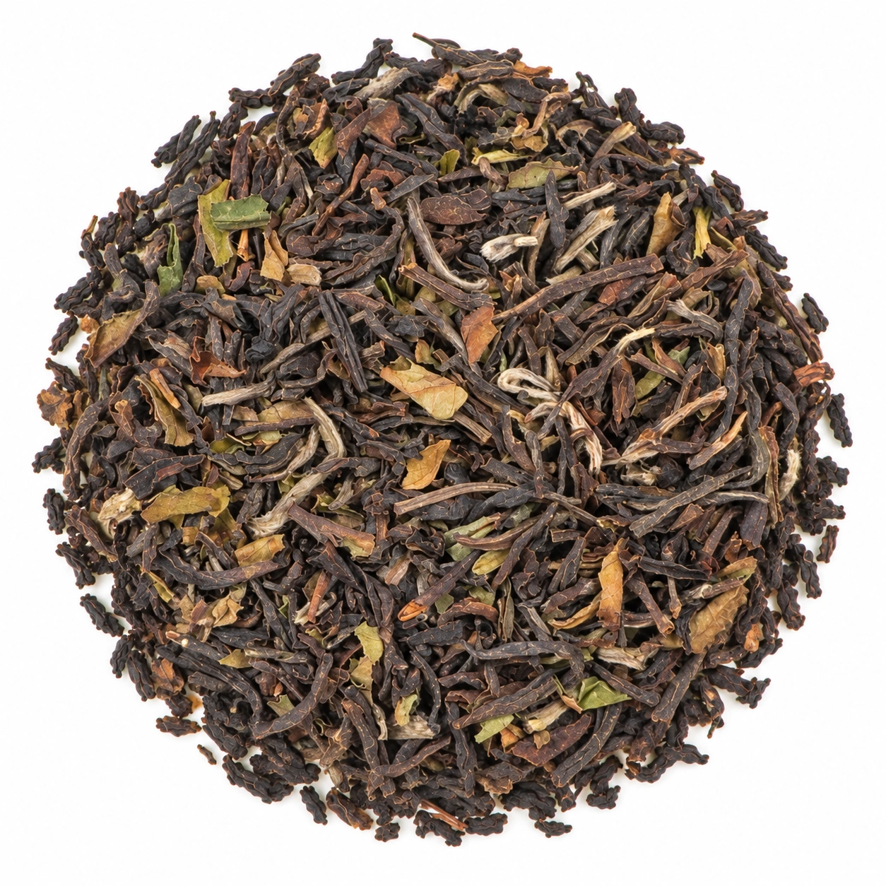Lose Blätter des Bio Schwarztees Darjeeling Steinthal First Flush SFTGFOP1 mit grünbraunen Nuancen und hellen Blattspitzen