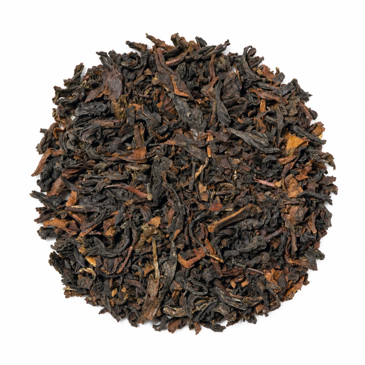 Oolong Butterfly of Taiwan mit locker gedrehten, dunkelbraunen und kupferfarbenen Teeblättern als runder Teehaufen auf weissem Hintergrund