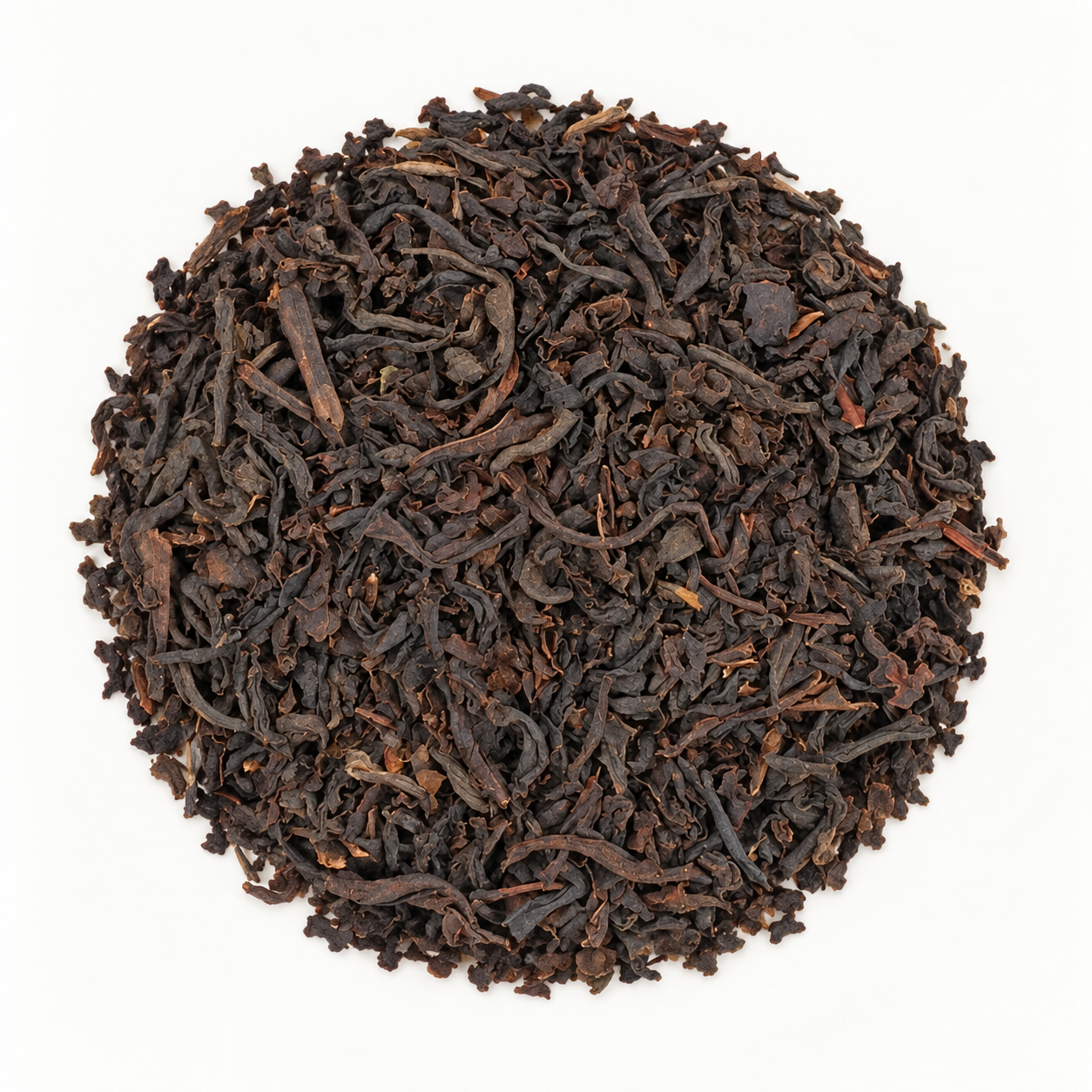 Lose, dunkelbraune Blätter des Bio Schwarztees Assam Satrupa Second Flush TGFOP auf hellem Hintergrund