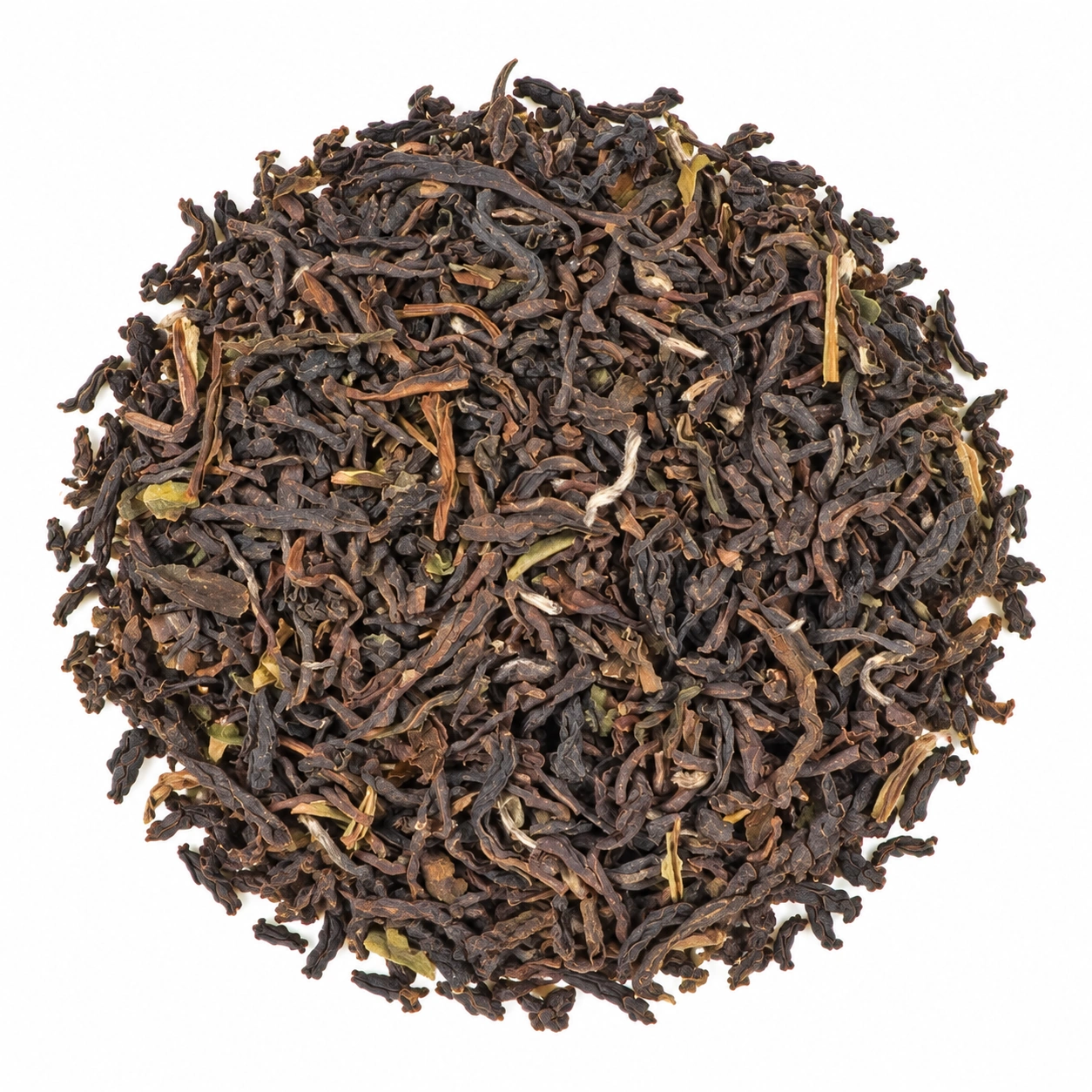 Lose Blätter des Darjeeling Namring Autumnal TGFOP mit dunkelbraunen und kupferfarbenen Nuancen auf hellem Hintergrund