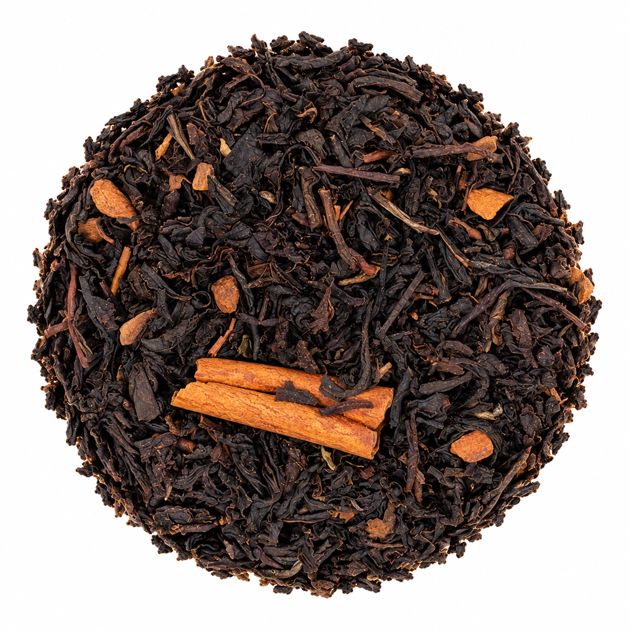 Schwarztee Zimt mit dunklen Teeblättern und Zimtstücken