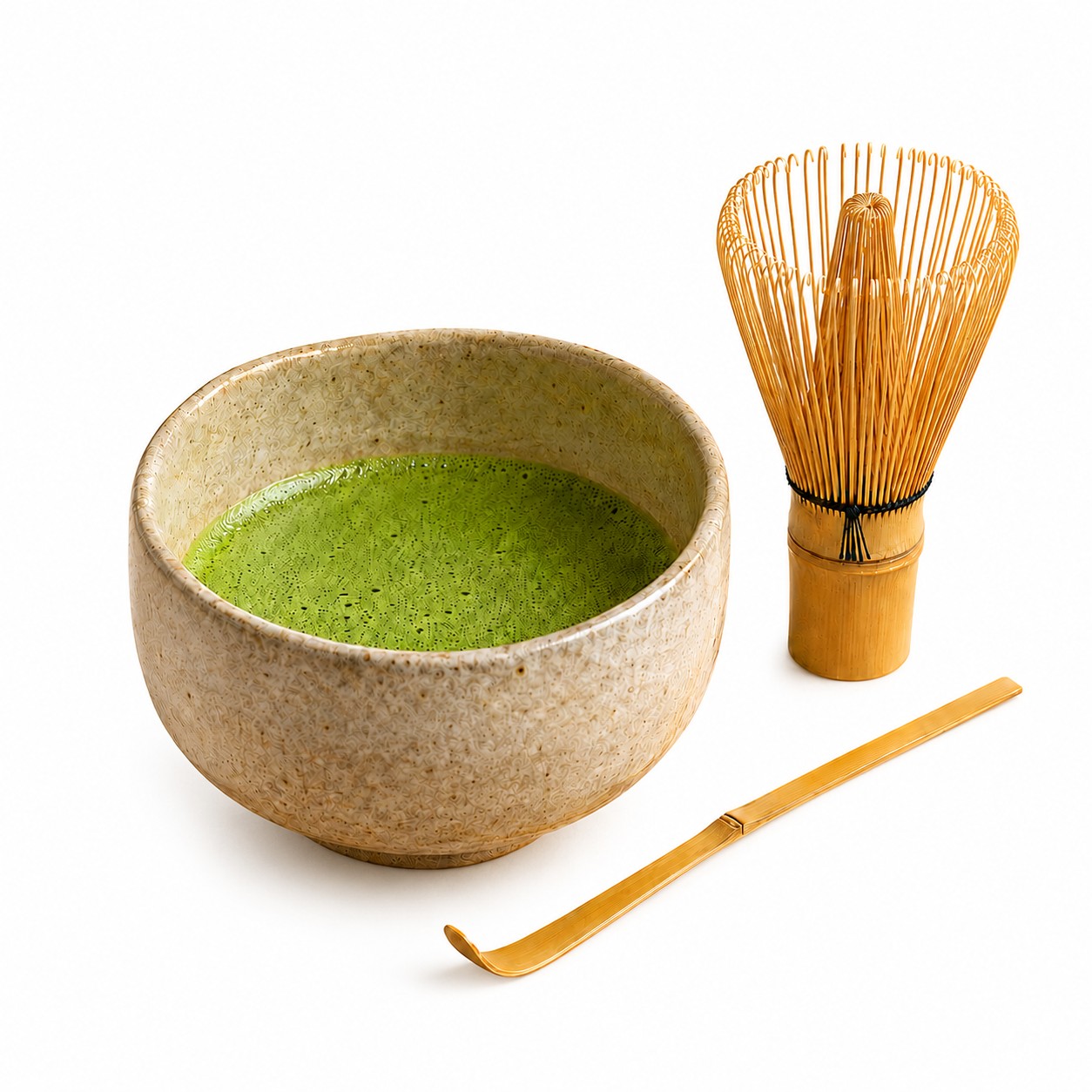 Aufgeschäumter Bio Matcha in klassischer Matchaschale mit Matchabesen und Portionslöffel