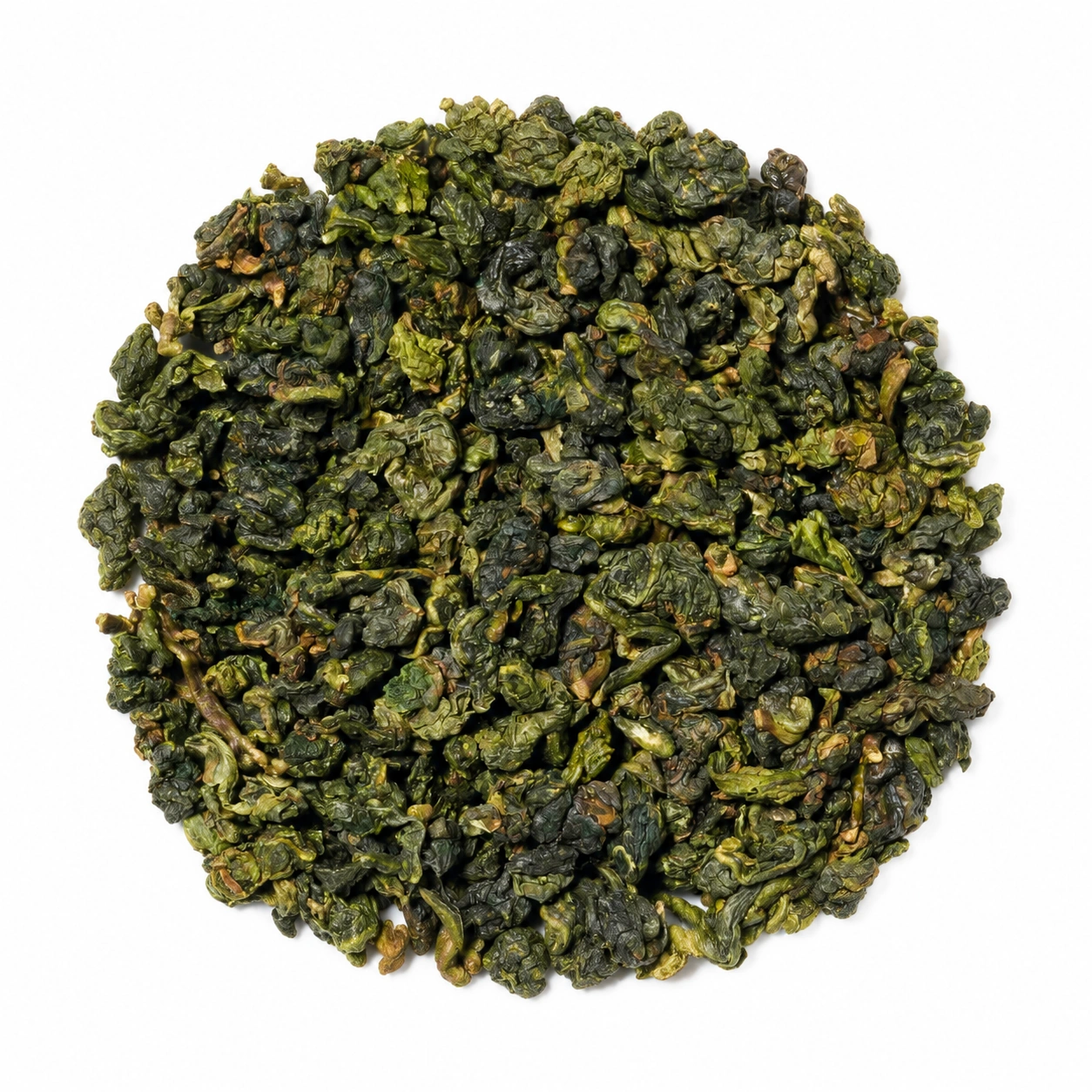 Oolong Dung Ti aus Taiwan mit gerollten, olivgrünen bis dunkelgrünen Teeblättern als runder Teehaufen auf weissem Hintergrund