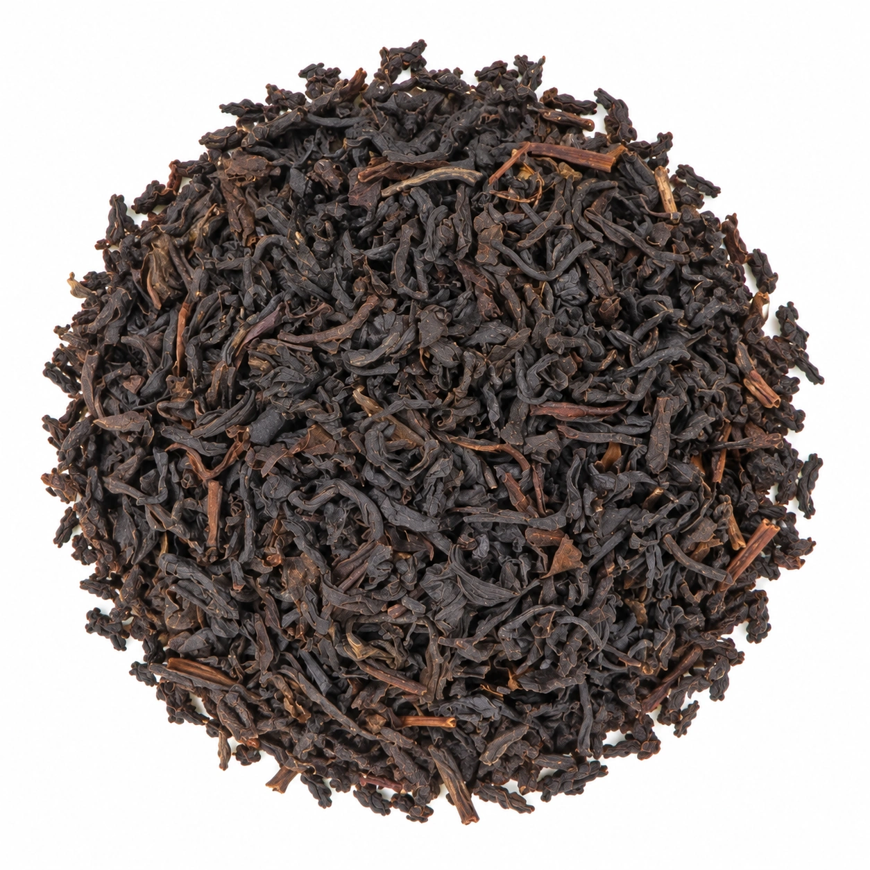 Lose, dunkelbraune Blätter des Schwarztee Blends Friesentee FOP auf hellem Hintergrund