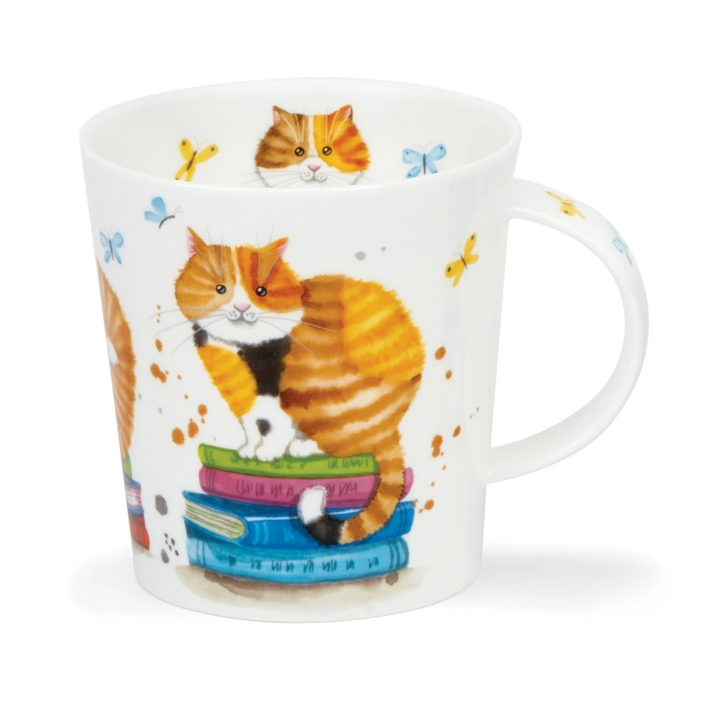 Weisser Dunoon Lomond Becher mit einergetigerten Katze auf bunten Büchern und blauen und gelben Schmetterlingen.