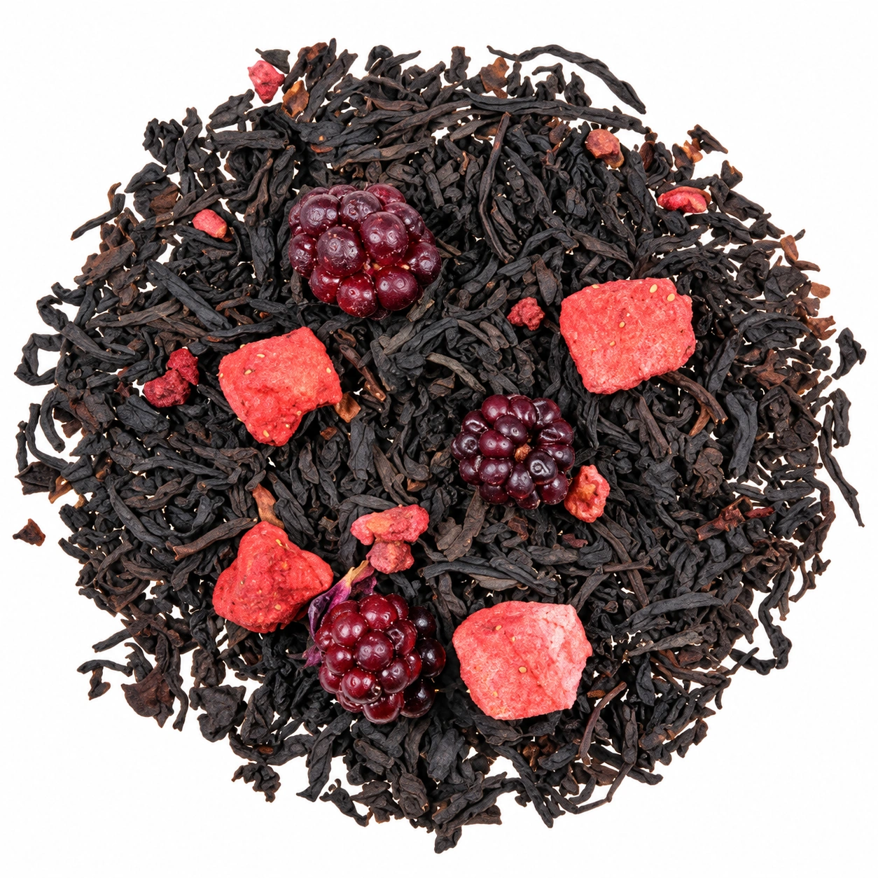 Schwarztee Waldbeeren mit dunklen Teeblättern und roten Beerenstücken