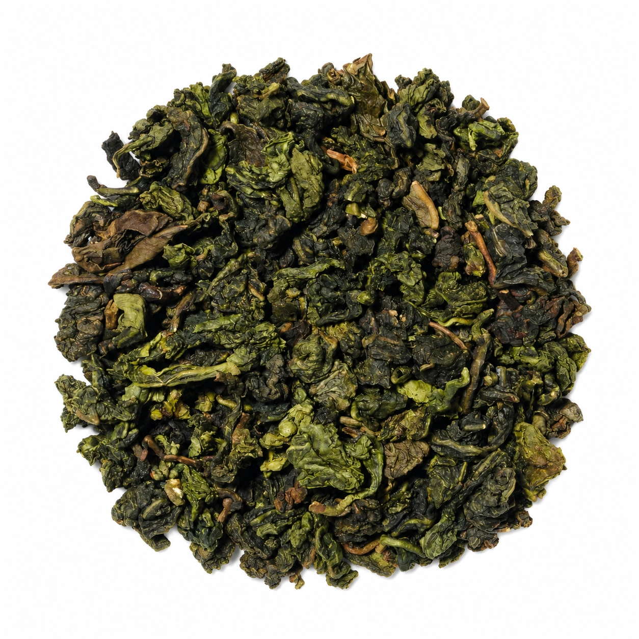 China Milky Oolong mit locker gerollten, olivgrünen bis dunkelgrünen Teeblättern als runder Teehaufen auf weissem Hintergrund