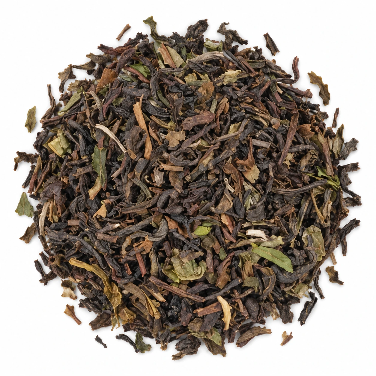 Lose, braune und grünliche Teeblätter des Darjeeling Badamtam First Flush FTGFOP1 auf weissem Hintergrund