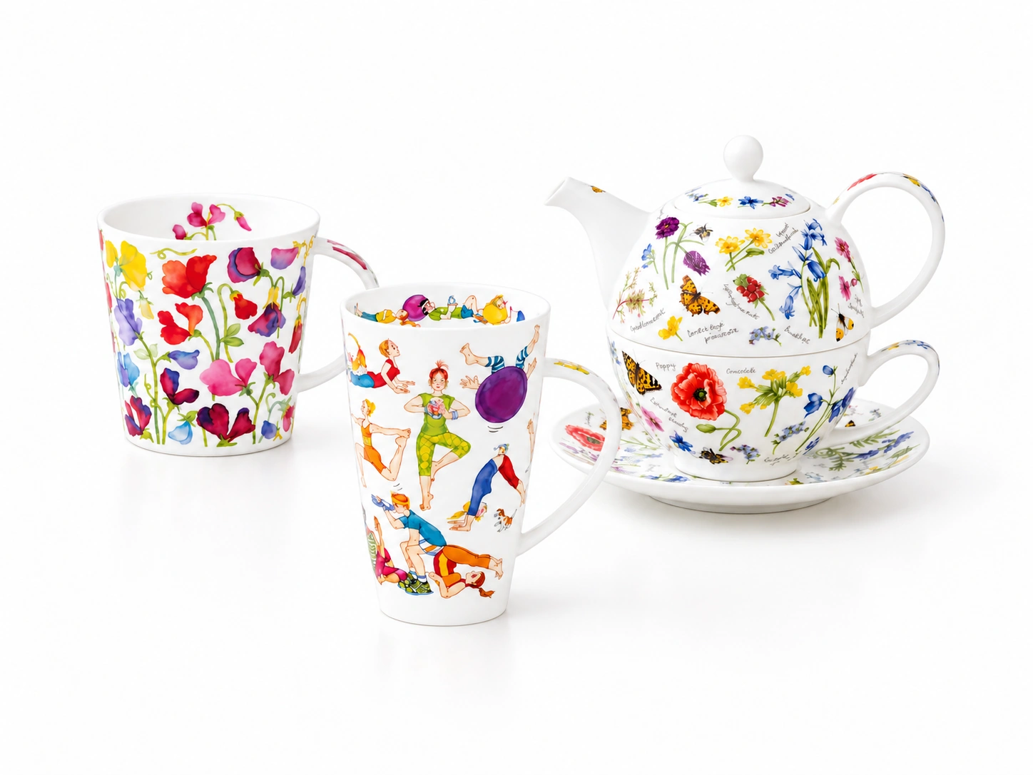 Zwei bunt dekorierte Porzellanbecher und ein Tea-for-One-Set mit Blumen- und Schmetterlingsmotiven