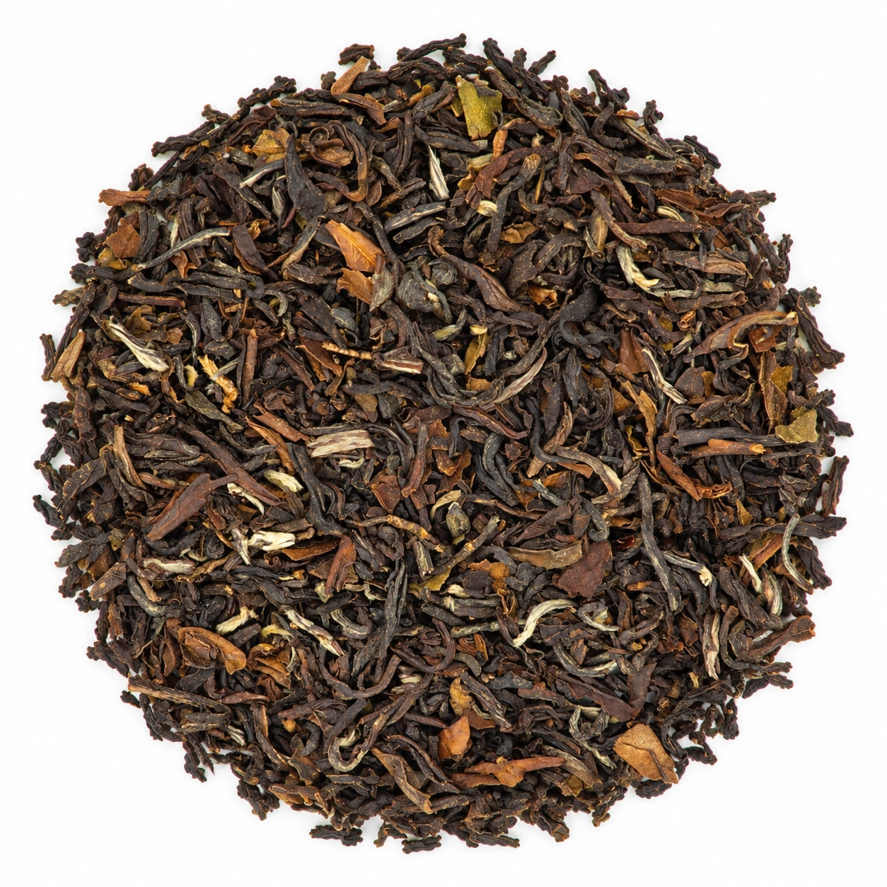 Lose Blätter des Darjeeling Balasun Second Flush FTGFOP1 mit braunen Nuancen und hellen Blattspitzen auf hellem Hintergrund
