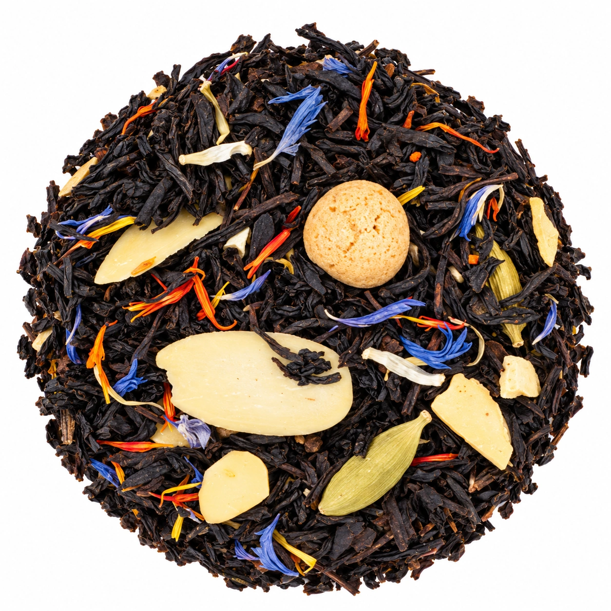 Schwarztee Heaven mit dunklen Teeblättern, blauen und orangefarbenen Blüten, Mandeln und Gewürzen