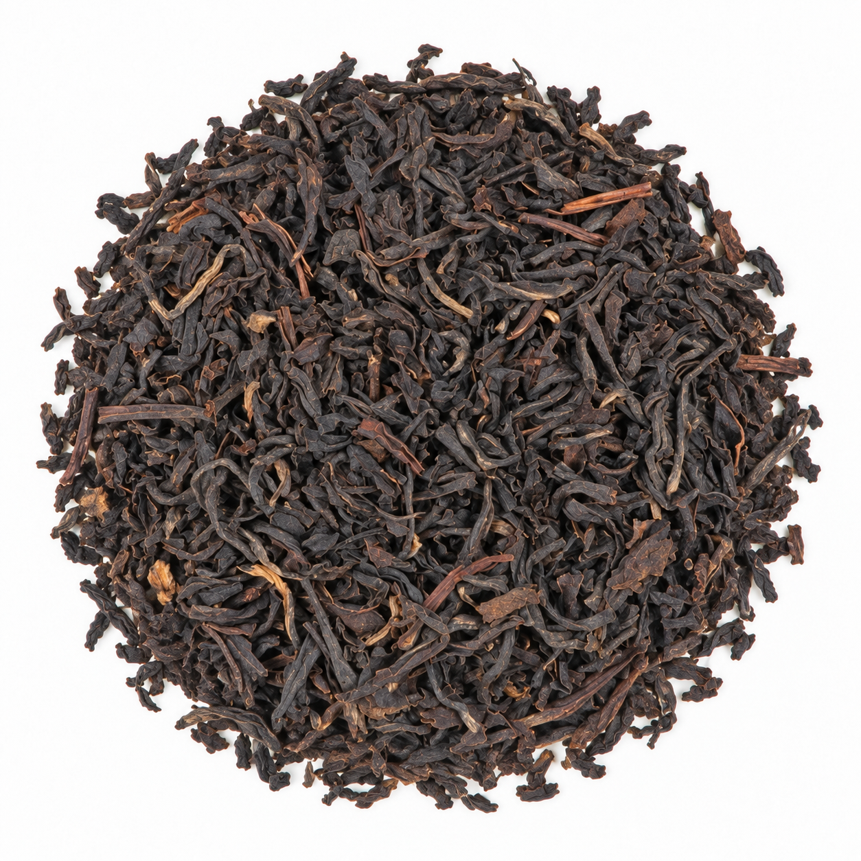 Lose, dunkelbraune Blätter des Schwarztee Blends English Breakfast FOP auf hellem Hintergrund