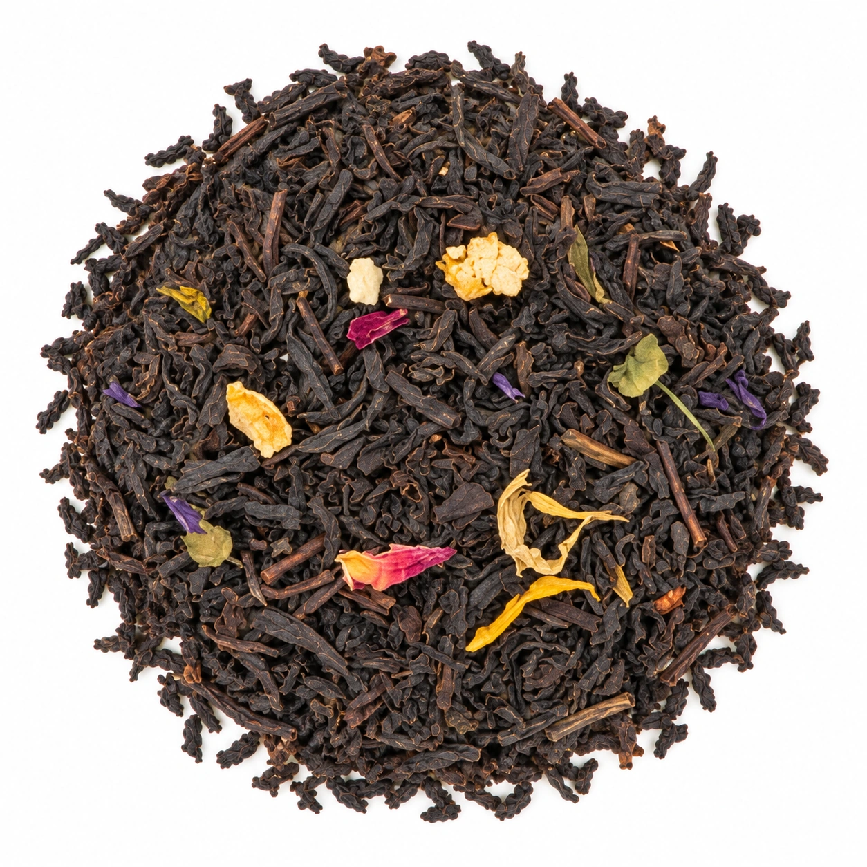 Schwarztee Göttermischung mit dunklen Teeblättern, Blüten und Fruchtstücken