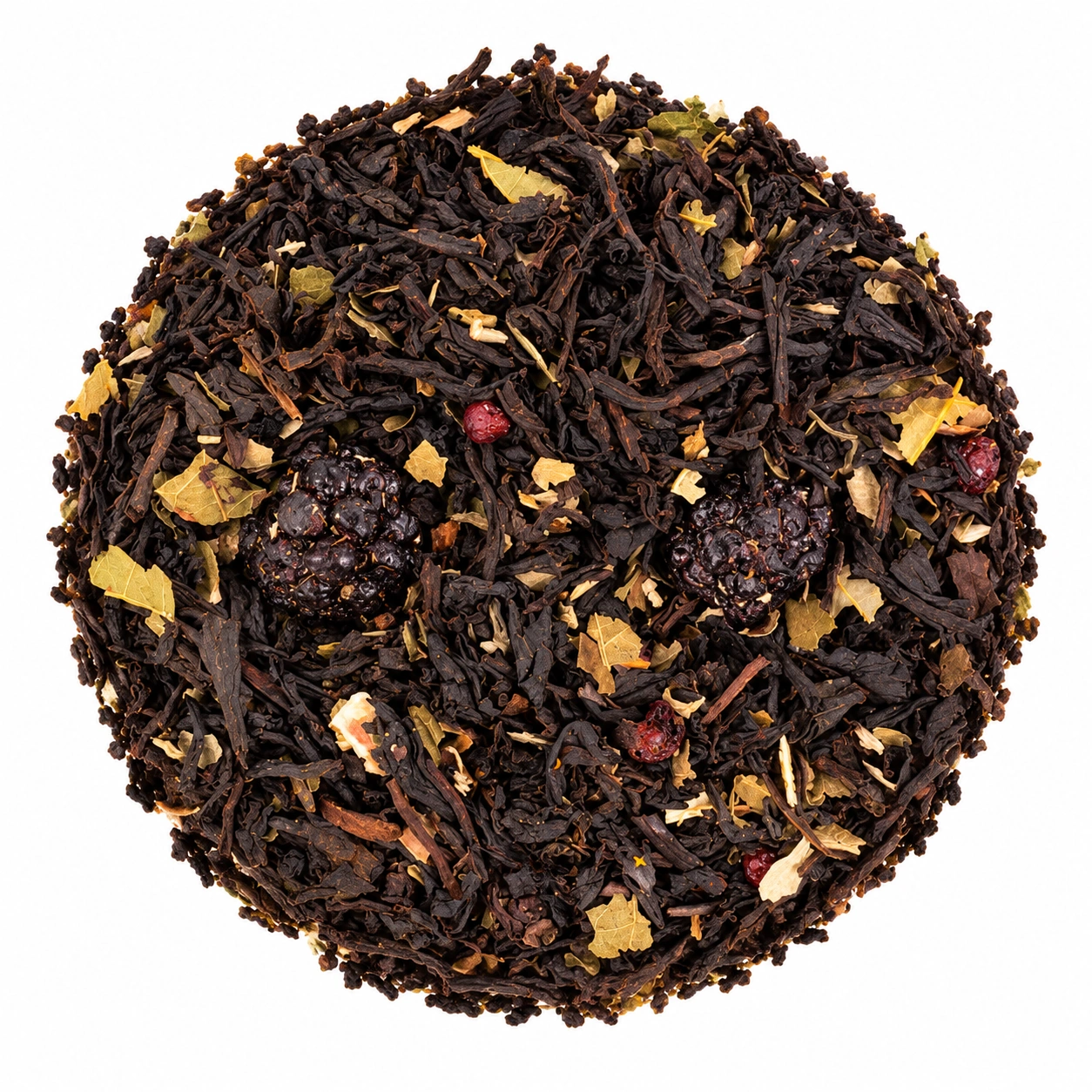 Draufsicht auf losen aromatisierten Schwarztee mit Brombeeren, kleinen roten Beerenstücken und hellgrünen Blättern auf hellem Hintergrund.