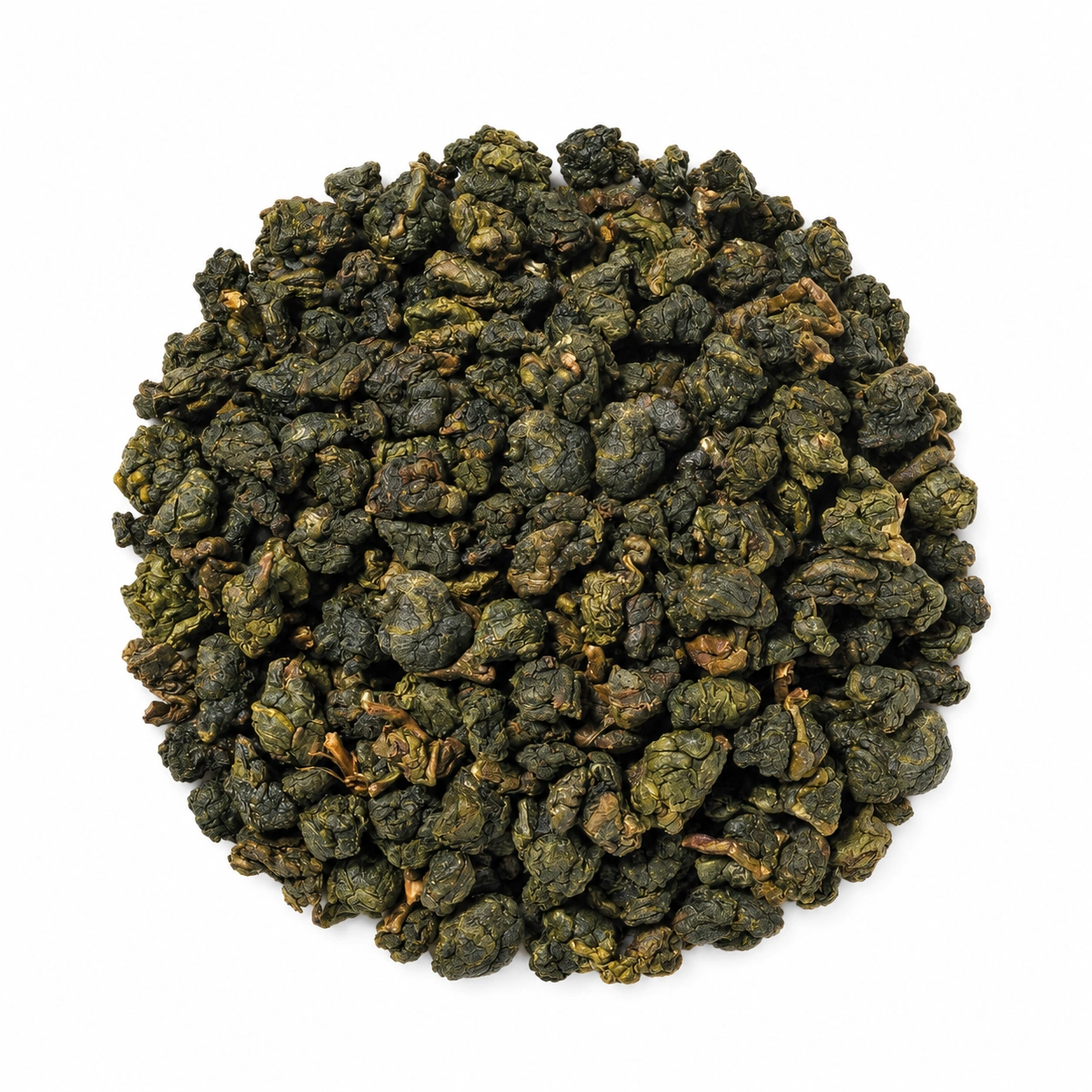 Oolong Alishan Green mit kompakt gerollten, dunkelgrünen Teeblättern als runder Teehaufen auf weissem Hintergrund