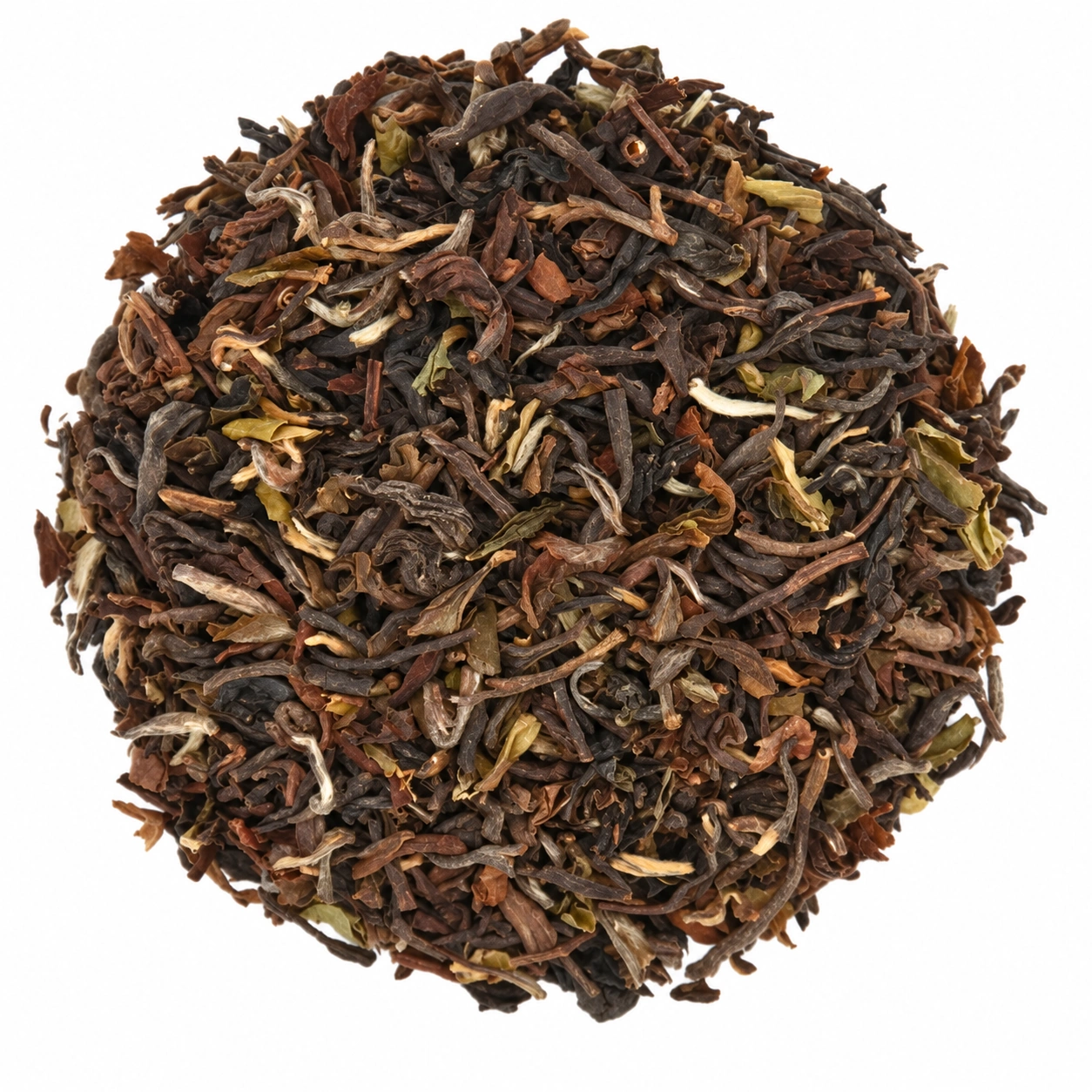 Lose Blätter des Darjeeling Puttabong Second Flush FTGFOP1 mit braunen und olivgrünen Nuancen sowie hellen Blattspitzen