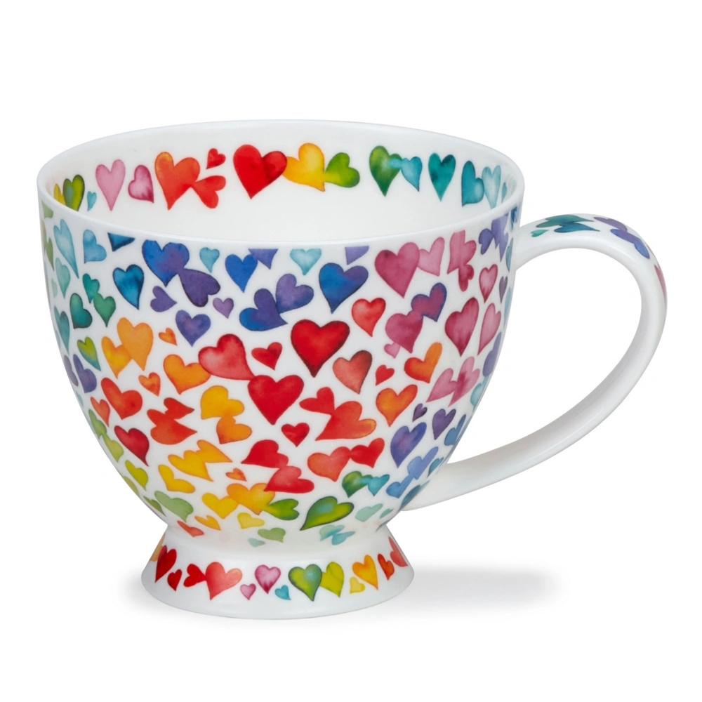 Weisser Dunoon Becher mit Fuss und bunten Herzen in Regenbogenfarben auf der Aussenseite, am Innenrand und am Henkel.