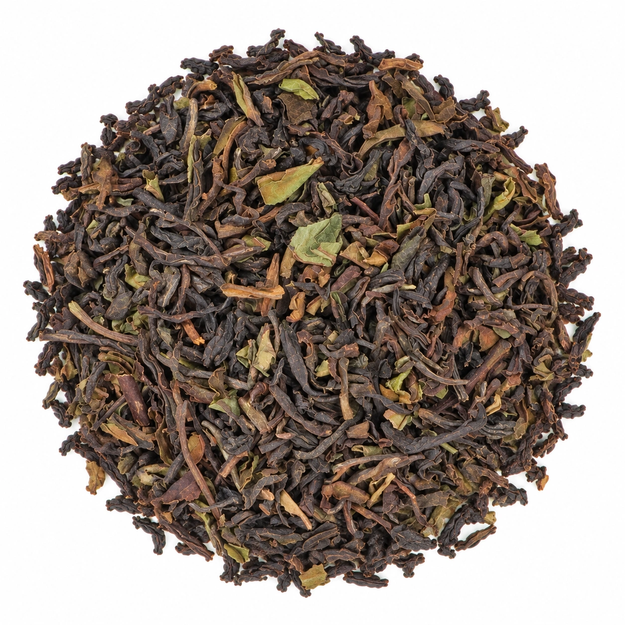 Lose Blätter des Darjeeling Gielle Inbetween FTGFOP1 mit dunkelbraunen und olivgrünen Nuancen auf hellem Hintergrund