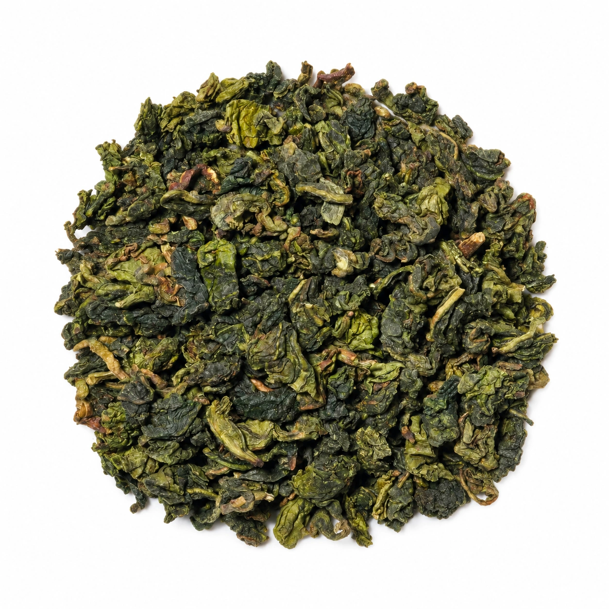 China Ti Kuan Ying Oolong mit locker gerollten, olivgrünen bis dunkelgrünen Teeblättern als runder Teehaufen auf weissem Hintergrund