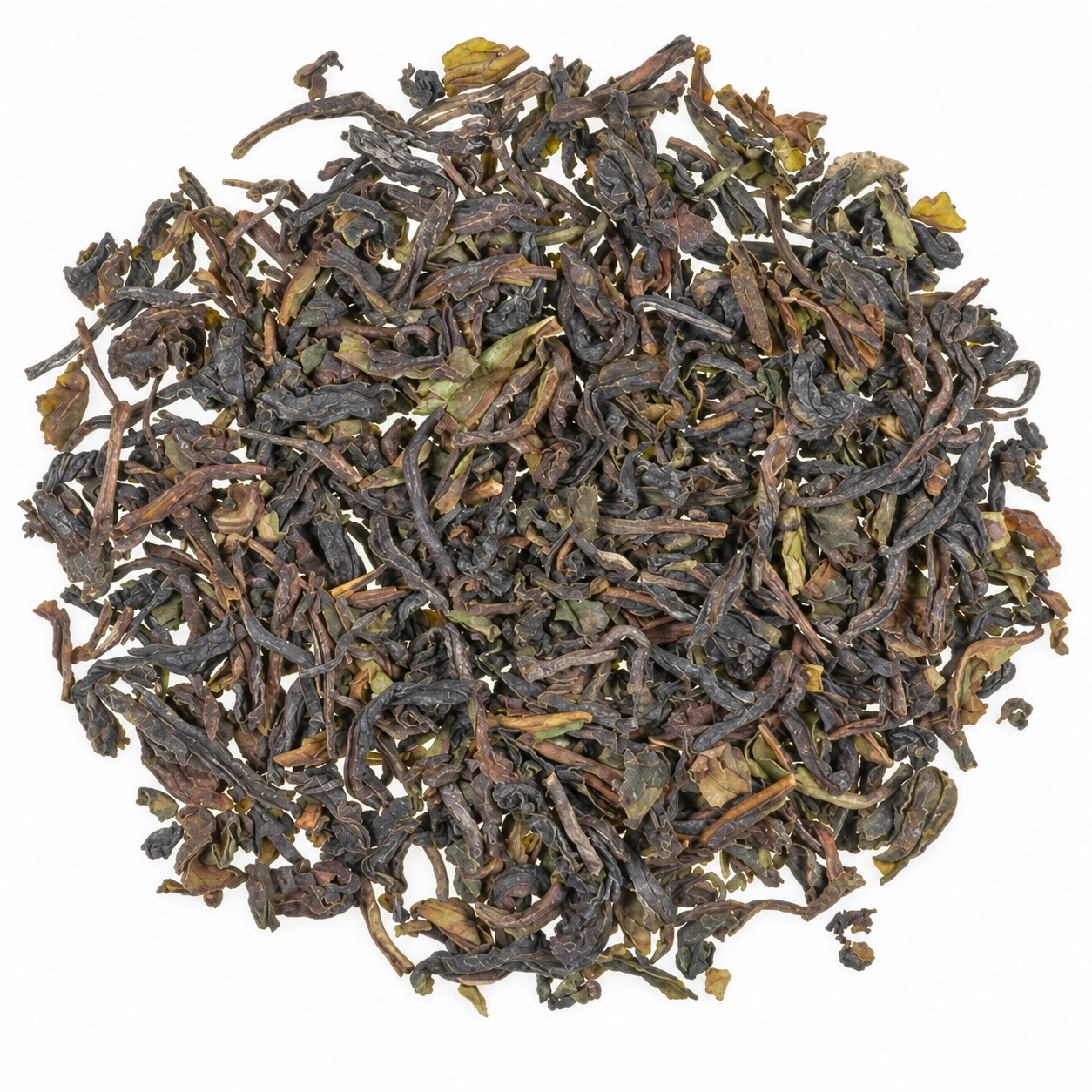 Lose Blätter des Bio Schwarztees Darjeeling Risheehat First Flush FTGFOP1 mit grünbraunen Nuancen auf hellem Hintergrund