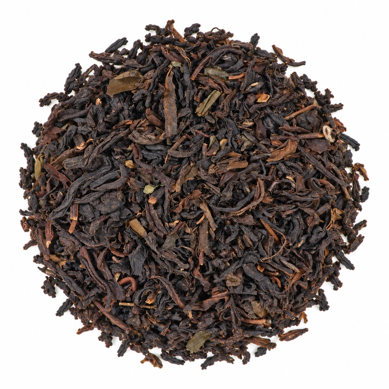 Lose Teeblätter des Darjeeling Sungma Second Flush FTGFOP1 mit dunkelbraunen und kupferbraunen Nuancen auf hellem Hintergrund