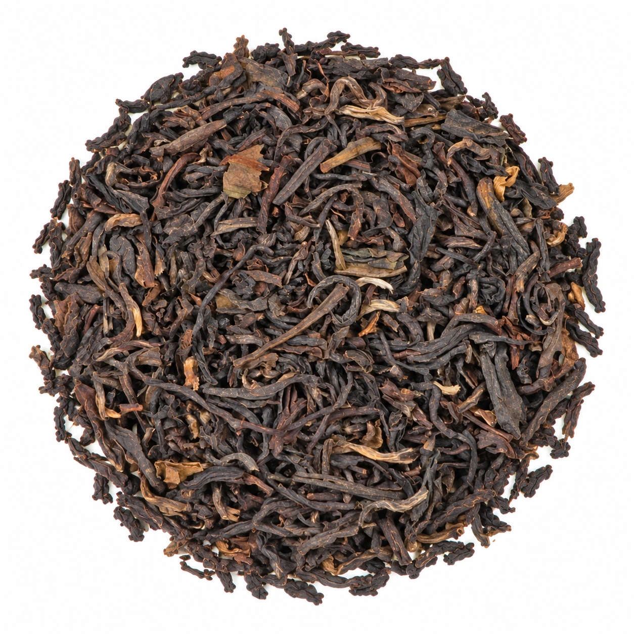 Lose Blätter des Darjeeling Ging Second Flush FTGFOP1 mit dunkelbraunen und kupferbraunen Nuancen auf hellem Hintergrund