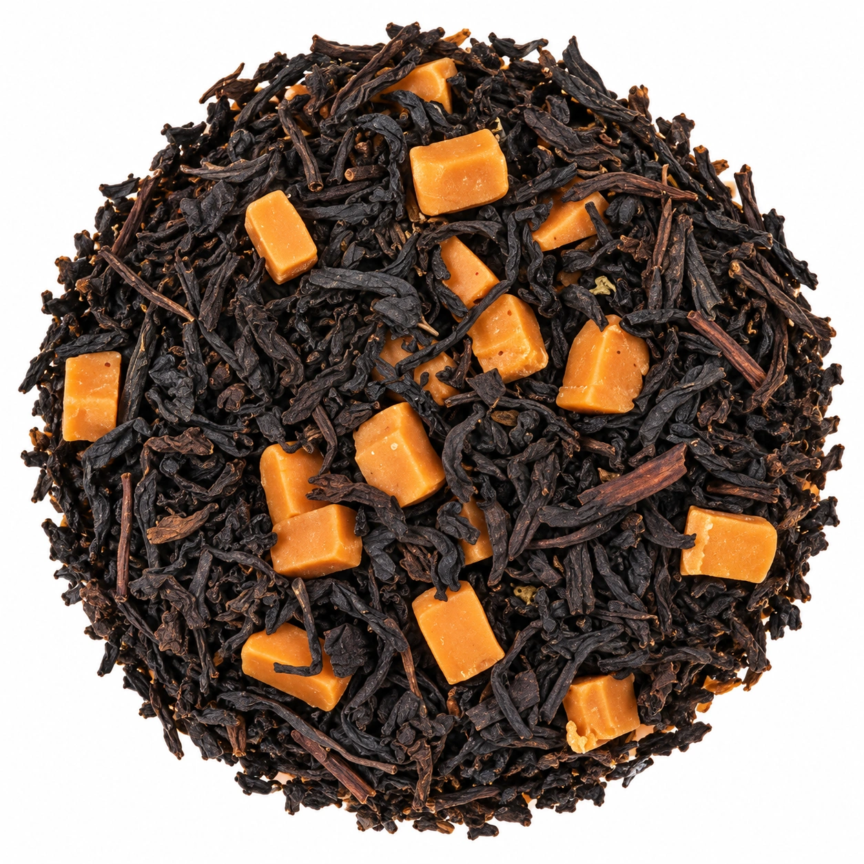 Schwarztee Toffee mit dunklen Teeblättern und goldbraunen Toffeestücken