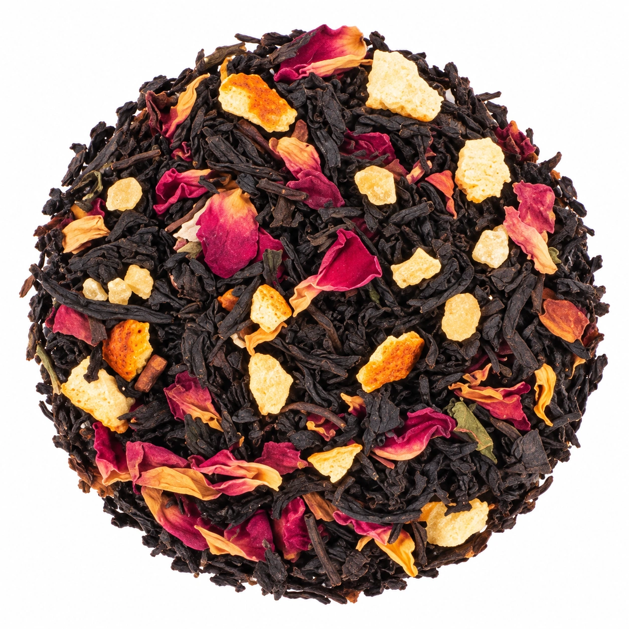 Schwarztee Weihnachtstee mit dunklen Teeblättern, roten Blüten und Fruchtstücken
