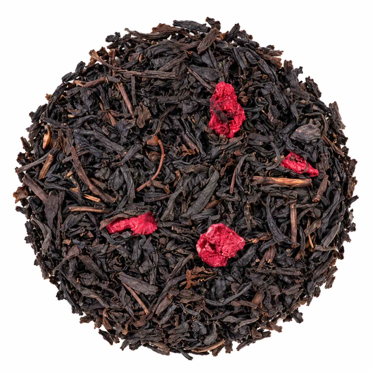 Schwarztee Wildkirsche mit dunklen Teeblättern und roten Fruchtstücken