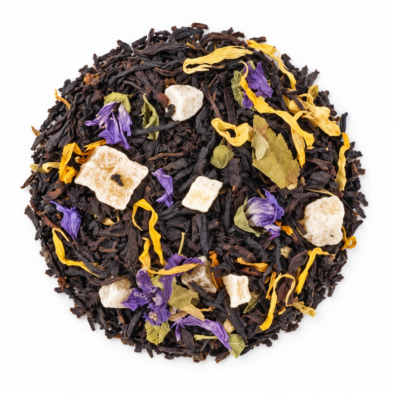 Schwarztee Mango mit dunklen Teeblättern, gelben und violetten Blüten sowie hellen Fruchtstücken