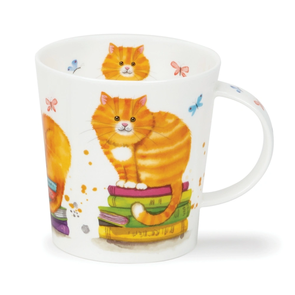 Weisser Dunoon Lomond Becher mit einer orange getigerten Katze auf bunten Büchern und blauen und gelben Schmetterlingen.