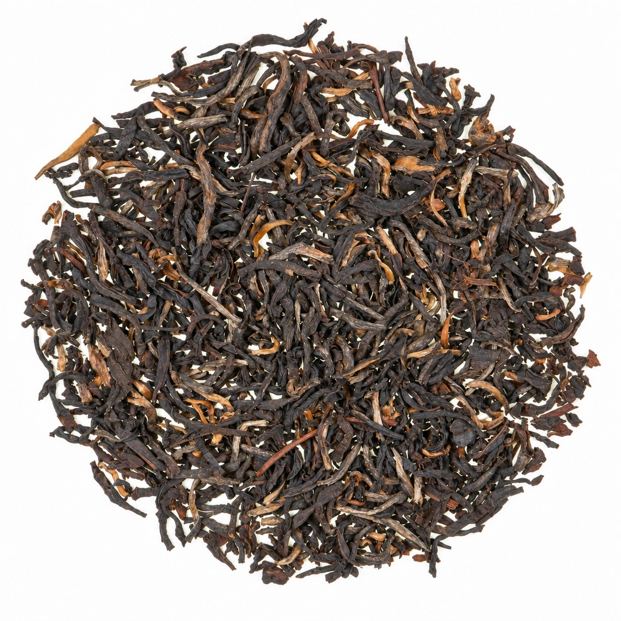 Lose, dunkle Teeblätter des Bio Schwarztee Blends Friesengold TGFOP mit goldbraunen Blattspitzen auf hellem Hintergrund