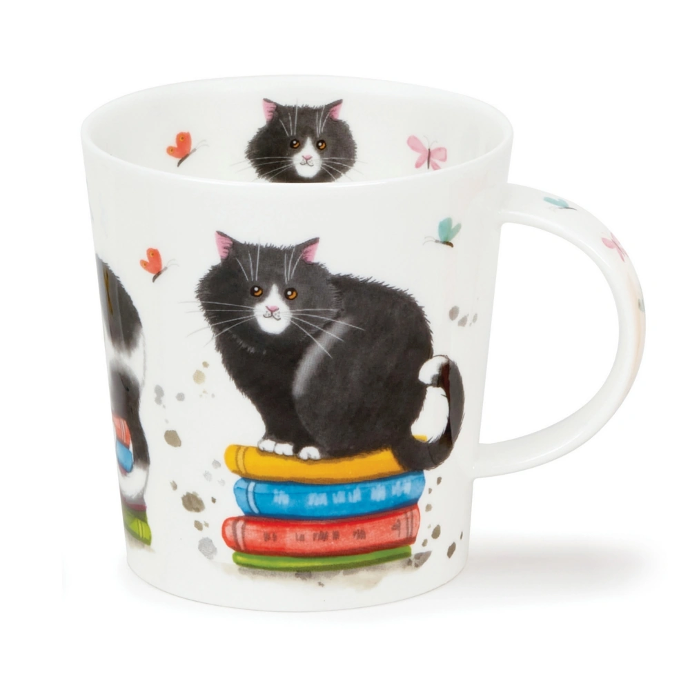 Weisser Dunoon Lomond Becher mit einer schwarz-weissen Katze auf bunten Büchern und kleinen Schmetterlingen.