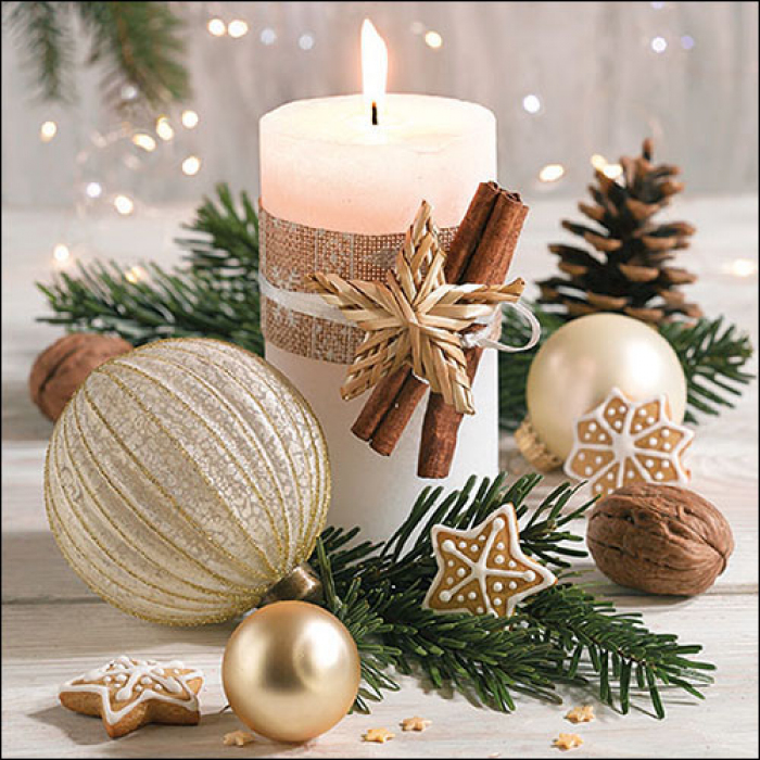 Serviette Candlelight mit Kerze, goldenen Weihnachtskugeln und Tannenzweigen